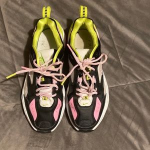 Hardly worn Nikes size 8 1/2